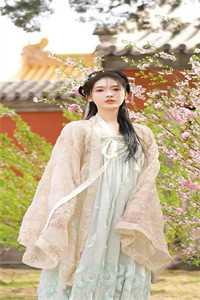 站在他后面英文怎么写